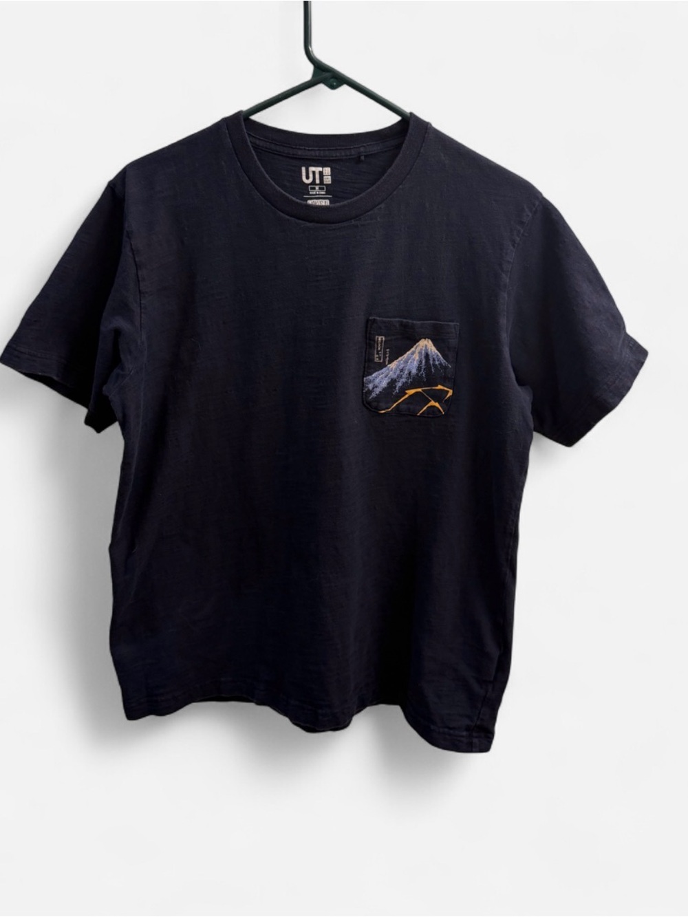 UNIQLO UT Hokusai Blue Mount Fuji Pocket Tee Size M
